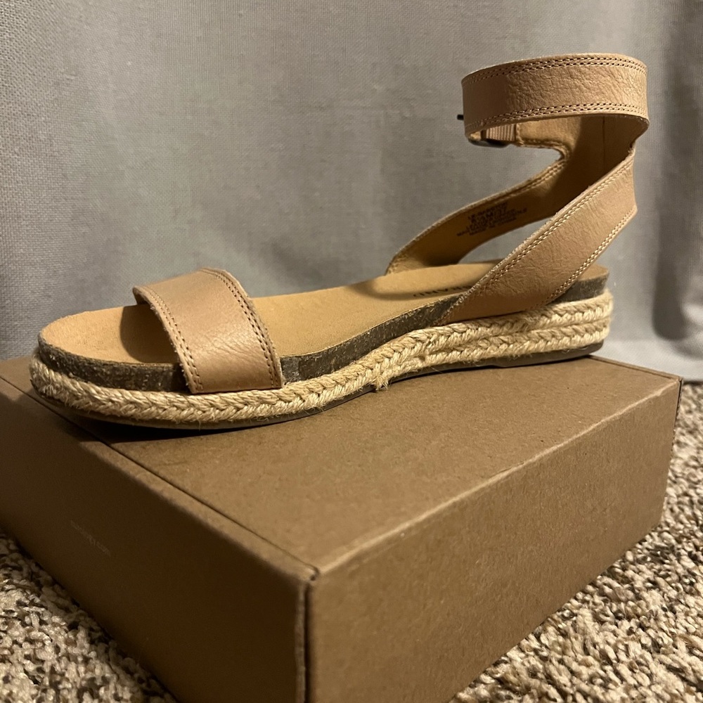 Tan sandals 6.5